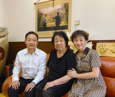 一顆靈芝健康人類 牢記袁隆平院士囑托 潘新華看望鄧哲前輩